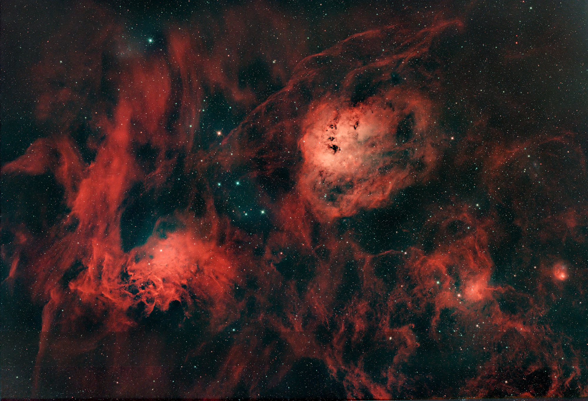 Flaming Star Nebel IC405 links und bläulicher Kaulquappennebel IC410 rechts oberhalb im Sternbild Fuhrmann